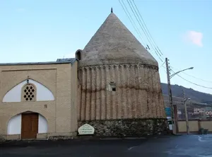 زن اروپایی در «امامزاده عبدالله دماوند» در دوران احمدشاه قاجار (عکس)