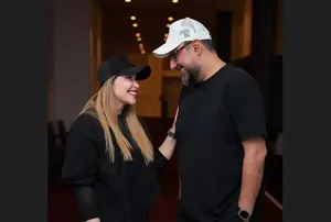 محمد علیزاده و سارا منجزی‌پور در یک قاب؛ استایل مشکی این زوج هنری در تئاتر