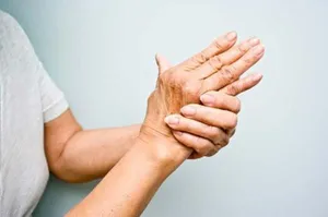 لرزش بدن نشانه چیست؟ / ۷ روش درمان لرزش عضلات بدن به زبان ساده