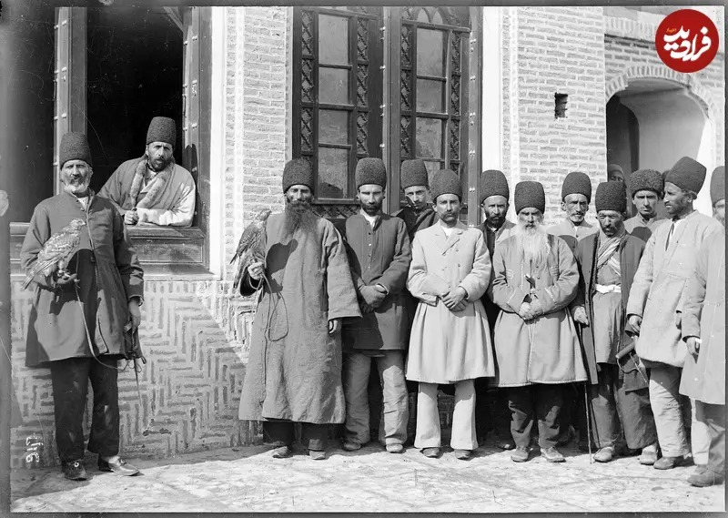 عکسی از دوران حکومت ناصرالدین شاه را ملاحظه می‌کنید که گروه شکارچی‌های شاه را به همراه پرندگان شکاری‌شان در جایی از حیاط قصر به تصویر کشیده است.