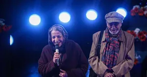 خوش‌وبش مرضیه برومند و رضا بابک در مراسم تشییع سیروس ابراهیم‌زاده