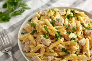 طرز تهیه سالاد ماکارونی با مرغ و جعفری ، شام سبک و پروتئینی