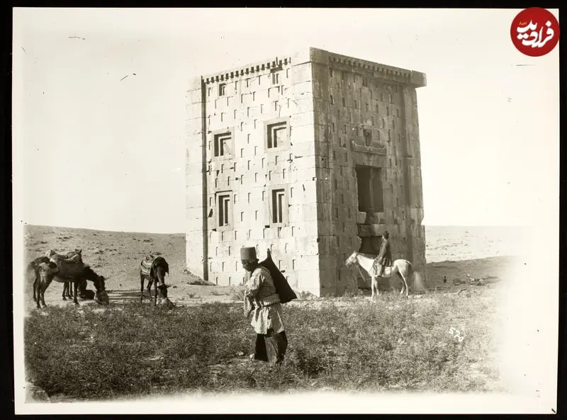 در اینجا عکسی از دوران قاجار را ملاحظه می‌کنید که مسافرانی را در حال استراحت در کنار بنای باستانی کعبه زرتشت به تصویر کشیده است.
