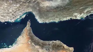 نیروی دریایی ارتش: یک فروند نفتکش متخلف در شرق تنگه هرمز دچار حریق شد