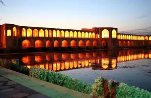 زن اروپایی و سگش در کنار زاینده‌رود و پل خواجو؛ 115 سال قبل (عکس)