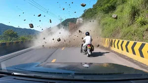 ریزش هولناک سنگ بزرگ روی خودرو