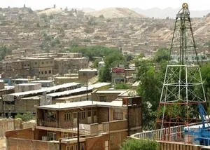 اتومبیل‌های قدیمی در کنار چاه نفت در «مسجد سلیمان»؛ سال 1312 (عکس)