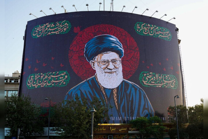 دیوارنگاره میدان راه آهن آنچه هنرمندان برای رهبر شهید نقش زدند