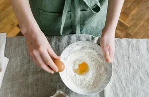 چگونه از بوی زهم تخم مرغ در کیک جلوگیری کنیم؟