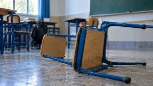 مصدومیت دانش‌آموز در رودبار با پرتاب صندلی؛ مدیر و معاون مدرسه توبیخ شدند
