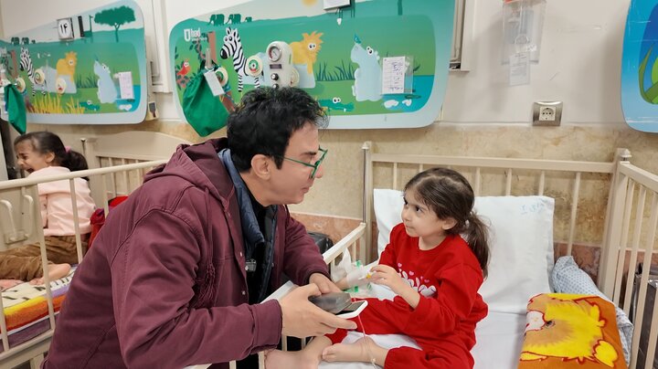 دیدار عمو پورنگ با کودکان بیمار و مجروح در جنگ دیدار عمو پورنگ با کودکان بیمار و مجروح در جنگ