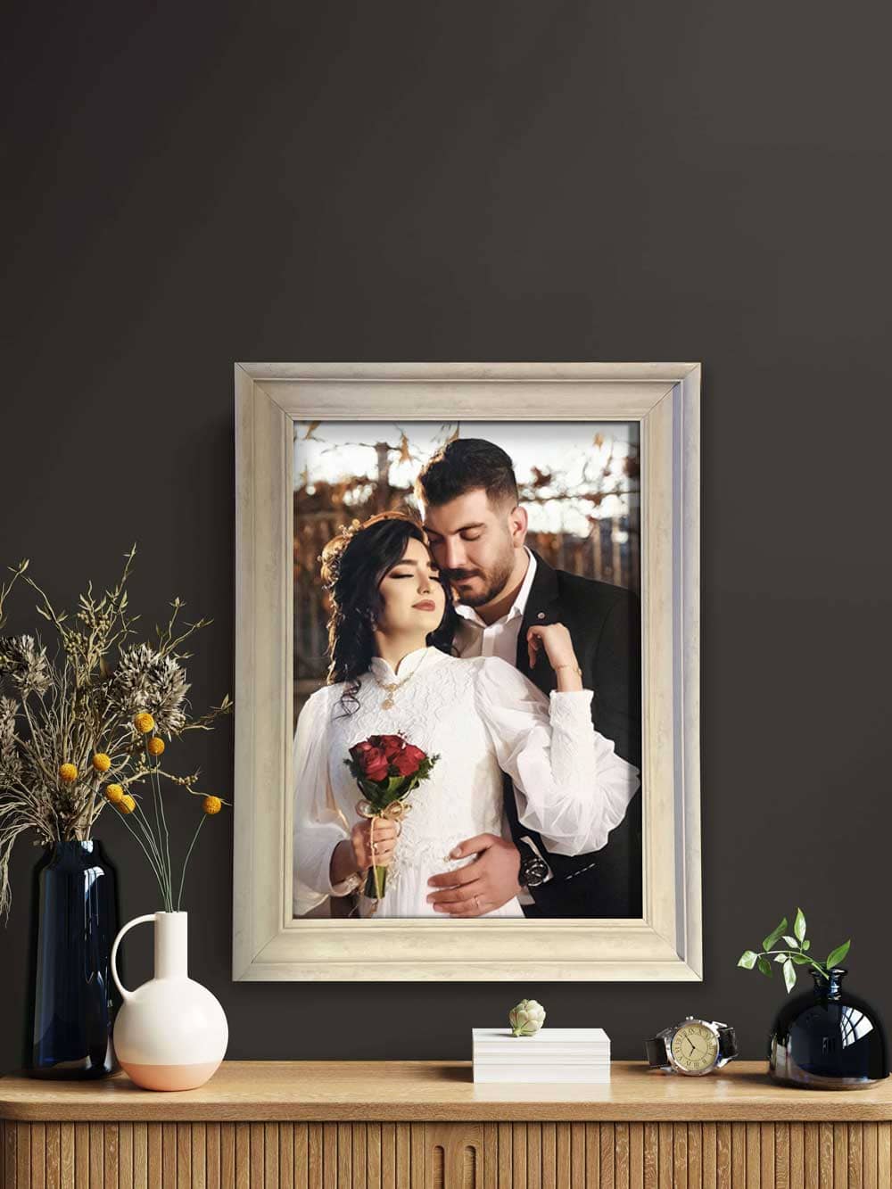 عکس عروسی روی دیوار