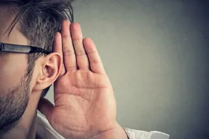 ۱۲ نشانه‌ کم‌شنوایی که نباید نادیده بگیرید