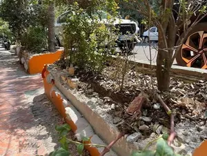 «پاتوق‌زدایی» از  خیابان/ تخریب جدول‌ها و باغچه‌های کافه‌های خیابان سنایی با پتک (+عکس)