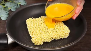 طرز تهیه رامن با تخم‌مرغ و پنیر در ۵ دقیقه؛ صبحانه‌ای سریع و خوشمزه