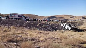 خراسان جنوبی / 4 کشته در واژگونی اتوبوس در جاده روستای مُمَند/  ۳۰ نفر مصدوم شدند