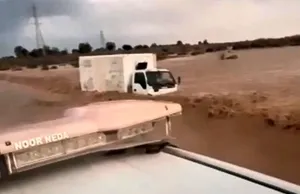 لحظات دلهره‌آور نجات راننده گرفتار در سیلاب کهنوج با تلاش امدادگران هلال‌احمر (فیلم)
