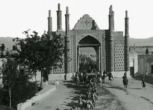 یک آلمانی و همسرش با خودروی مرسدس در دروازه شمیران؛ 97 سال قبل (عکس)