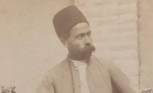 ژست مرد قاجاری در کنار دو دختر نوجوانش؛ 145 سال قبل