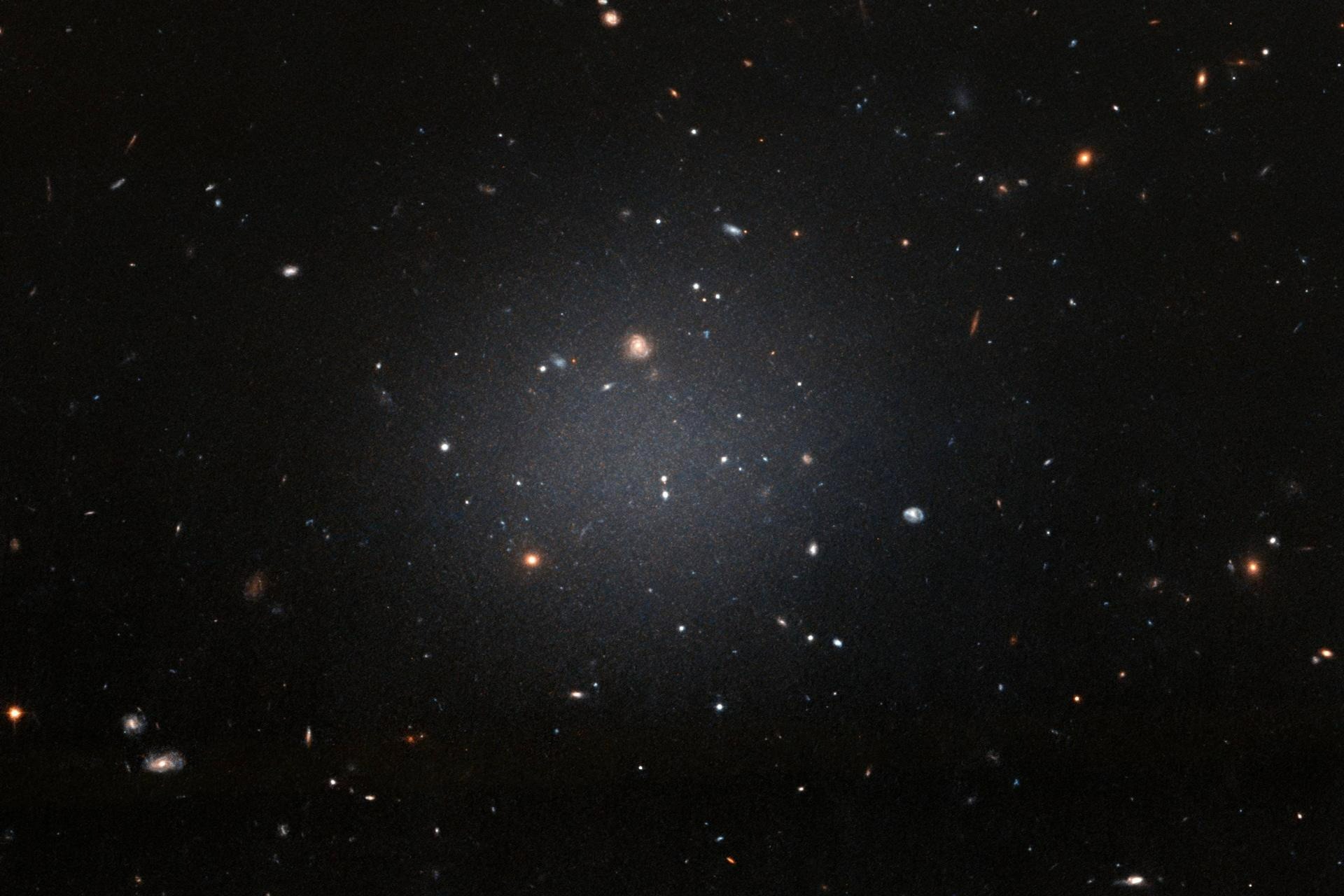 کهکشان NGC 1052-DF2، نخستین عضو از سه کهکشان فاقد ماده تاریک، معمایی غیرمنتظره را پیش روی اخترشناسان قرار داده است. کهکشان NGC 1052-DF2، نخستین عضو از سه کهکشان فاقد ماده تاریک، معمایی غیرمنتظره را پیش روی اخترشناسان قرار داده است.