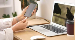 آیا شارژ کردن گوشی با لپ تاپ به باتری آسیب می‌زند؟
