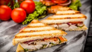 طرز تهیه اسنک مرغ در ساندویچ ساز و ماهیتابه