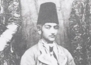 تصویری از «یمین الدوله پسر ناصرالدین شاه» در کنار درباریان