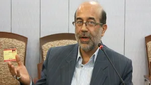 روایت یک مداح از حضور رهبر انقلاب در مراسم تدفین رهبر شهید: کاملاً سالم بودند