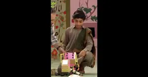 نوجوان سیستان و بلوچستانی، با ماکت پدافند مقوایی در تلویزیون