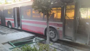 حرکت ناگهانی اتوبوس متوقف‌شده در خیابان ولیعصر و مصدومیت ۶ نفر