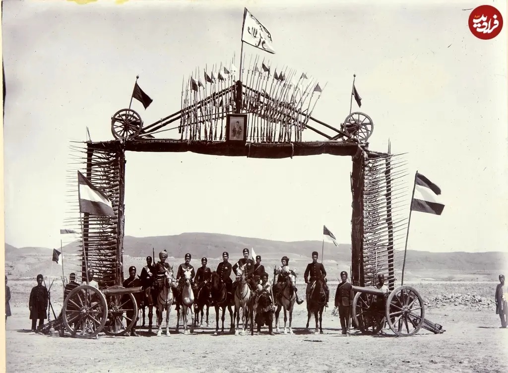 در اینجا تصویری از یک طاق نصرت را که با تعداد زیادی اسلحه در حدود سال 1294 شمسی در نزدیکی تبریز ساخته شده است ملاحظه می‌کنید. در قسمت بالای طاق نصرت قاب عکسی از محمدعلی شاه قاجار پدر احمدشاه به چشم می‌خورد.