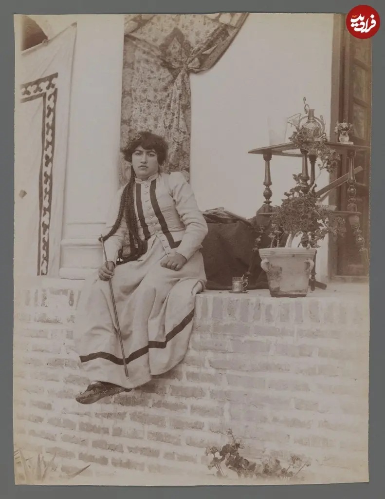 در اینجا تصویری مربوط به دوران قاجار را ملاحظه می‌کنید که دختری را بر لبۀ یک ایوان نشان می‌دهد در حالیکه یک ساز ویولن پشت سرش قرار دارد و آرشۀ ویولن را نیز در دست گرفته است.