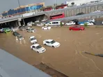 سیل در طائف عربستان خودروها را با خود برد