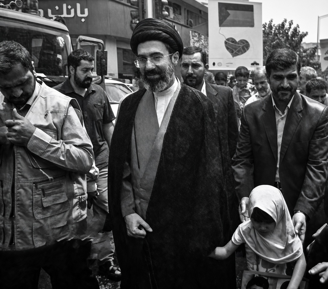 از خرداد 76 فعالیت های سیاسی به آقامجتبی موکول شد/ دخترشان به طور جدی فوتبال بازی می کردند و خودشان هم فیلم زیاد می بینند/ به روان شناسی، سواد مالی و استارتاپ ها مسلط اند/ به خواهرم گفتم پاساژ دو در پیدا کنید و از دست حفاظت خلاص شوید!