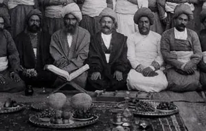 محفل مذهبی مردان زرتشتی با چای و میوه؛ دوران قاجار (عکس)
