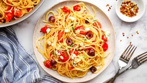 طرز تهیه پاستا فتوچینی با سس گوجه ، سیر و فلفل کبابی