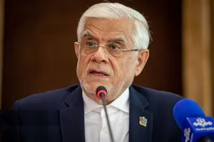 عارف: بنزین غیراستاندارد تولید می کنیم تا خودروها 3 لیتر بیشتر بنزین داشته باشند!