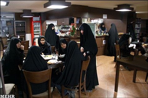 زنان چادری در کافه تصویری از زنان چادری در کافه