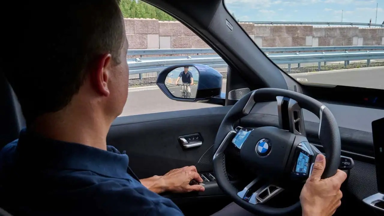 خودرو جدید BMW راهکاری هوشمند برای جلوگیری از تصادف با دوچرخهسواران دارد خودرو جدید BMW راهکاری هوشمند برای جلوگیری از تصادف با دوچرخهسواران دارد