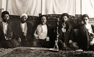عکس قدیمی از رهبر شهید و پدر و برادر در کنار علامه طباطبایی