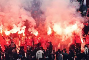 نمایی از هواداران پرسپولیس روی سکو‌های ورزشگاه نقش جهان اصفهان