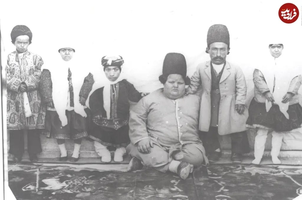 «نوش‌آفرین خانم» در کنار سایر مردان و زنان کوتاه‌قد دربار ناصرالدین شاه