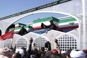 نزدیکترین تصویر از پیکر‌های رهبر شهید و خانواده ایشان میان مردم عزادار