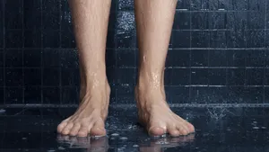 به این دلایل هرگز زیر دوش ادرار نکنید!