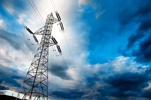 سقوط تیر برق در نیویورک، چندین خودرو را به آتش کشید
