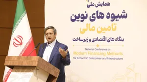 همتی: فعالیت اقتصادی در کشور متوقف نشده است/ برای کنترل تورم برنامه داریم