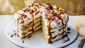 طرز تهیه کیک یخچالی با موز و گردو، دسری ساده و خوشمزه