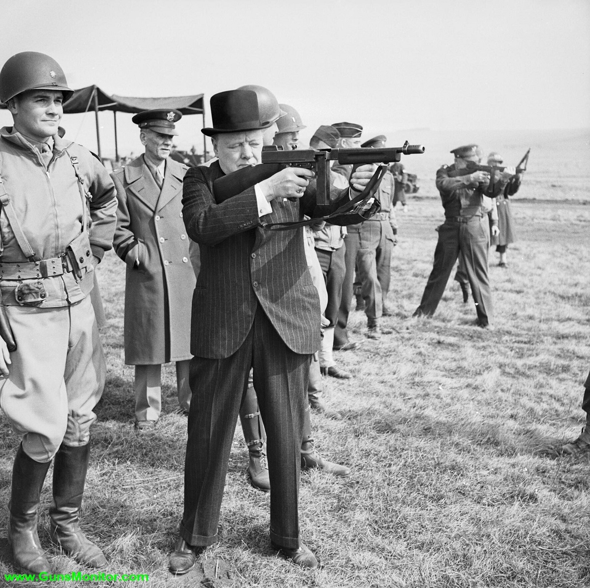وینستون چرچیل در حال نشانه گیری با مسلسل تامسن در کنار دوایت آیزنهاور وینستون چرچیل در حال نشانه گیری با مسلسل تامسن در کنار دوایت آیزنهاور