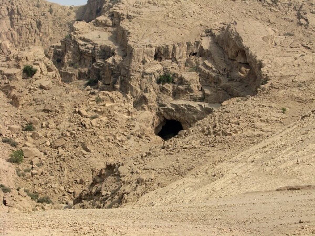 راه دسترسی به این چشمهها از دهلران به طرف مجتمع آبگرم شهرداری است، چشمههای قیر نیز در فاصله ۲ تا ۳ کیلومتری ضلع شرقی چشمههای آبگرم و در فاصله ۴ کیلومتری شهرستان دهلران قرار دارند. راه دسترسی به این چشمهها از دهلران به طرف مجتمع آبگرم شهرداری است، چشمههای قیر نیز در فاصله ۲ تا ۳ کیلومتری ضلع شرقی چشمههای آبگرم و در فاصله ۴ کیلومتری شهرستان دهلران قرار دارند.
