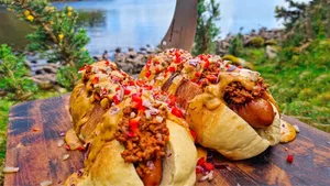 طرز تهیه هات‌داگ ترد و خوشمزه در دل طبیعت
